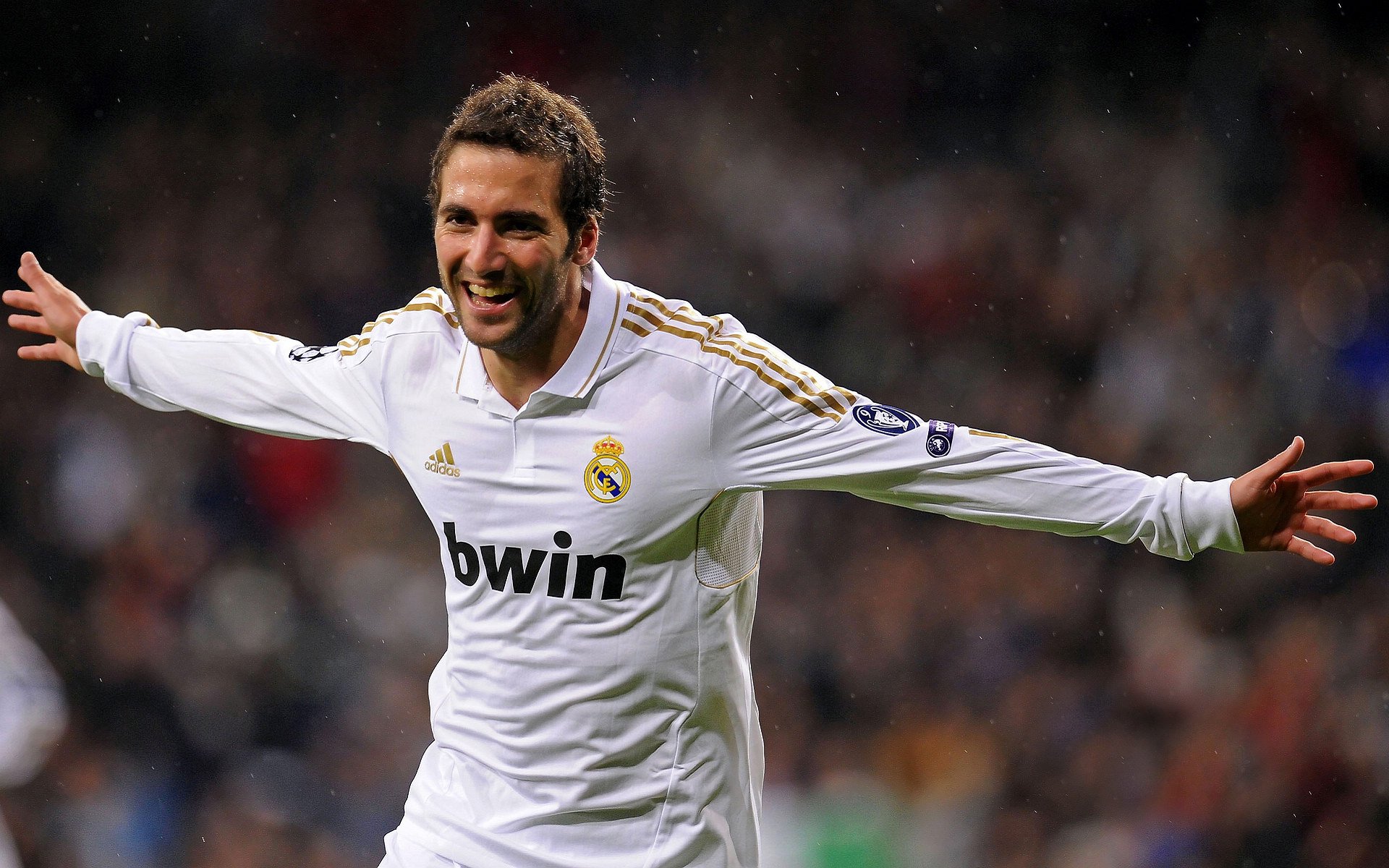 曼联在关键比赛中逆转获胜，积分追赶榜首