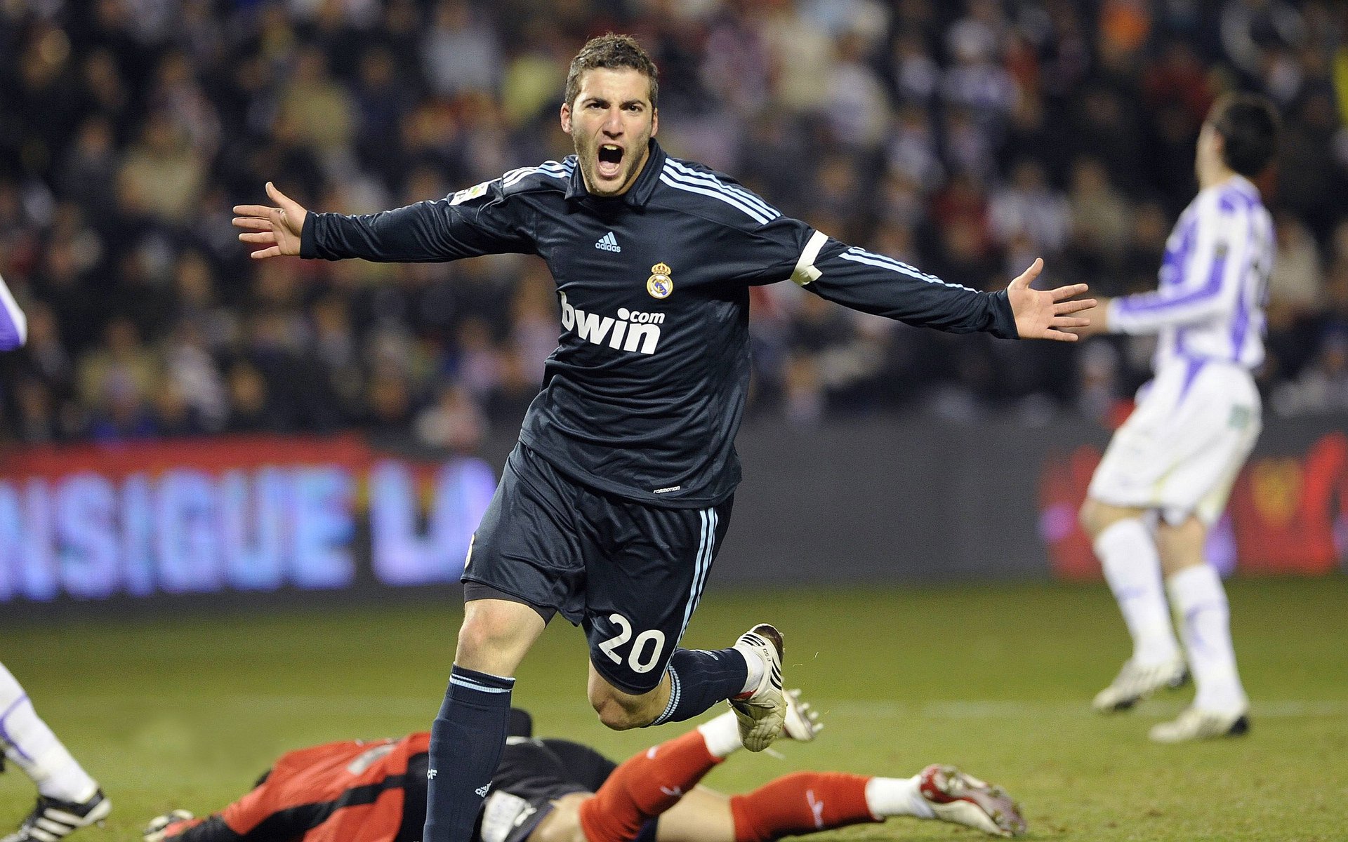 比赛进入伤停补时阶段出现关键转折球迷情绪瞬间沸腾，伤停补时比分算不算